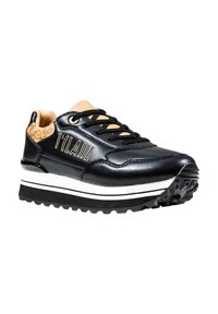 Zapatilla deportiva de cuero negro con detalles en marrón claro, punta redonda, suela negra texturizada y plataforma en gris claro y blanco. Cuenta con cordones y detalle de logotipo.