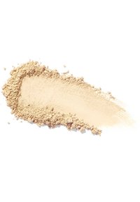 Campione di cipria beige sfusa con aree lisce e testurizzate su sfondo bianco.