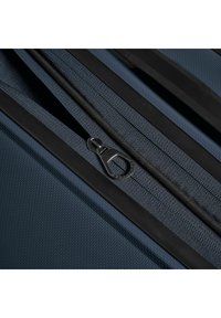 Bolsa de viaje de color azul marino con un acabado de tejido texturizado, que presenta un sólido cierre negro y bordes reforzados, mostrando un diseño elegante y duradero.