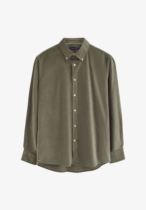 Olijfgroene button-up shirt van zachte stof, met een klassieke kraag, witte knopen en een klein logo geborduurd op de borst.