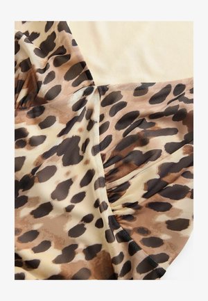 Țesătură cu imprimeu de leopard, având pete maronii și negre pe un fundal bej, cu o textură plisată și accente din material neted și elastic.