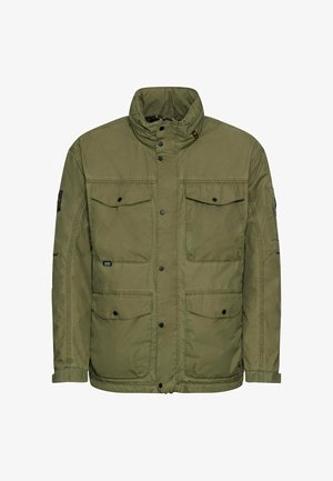 Olivengrøn arbejdsjakke med høj krave, trykknaplukning foran og fire store klaplommer med knaplukning.