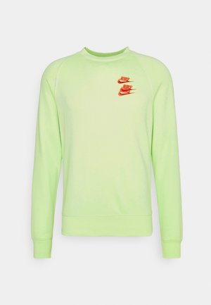 Sweatshirt à manches longues vert clair avec col rond et trois logos Nike rouges superposés sur le côté gauche de la poitrine.