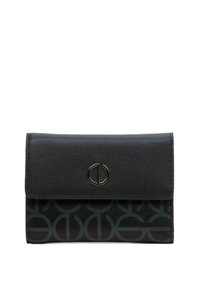 Zwarte portemonnee van soepel synthetisch materiaal met een voorklep. Bevat een logo-accent en een patroon in donkerdere tinten aan de onderkant.