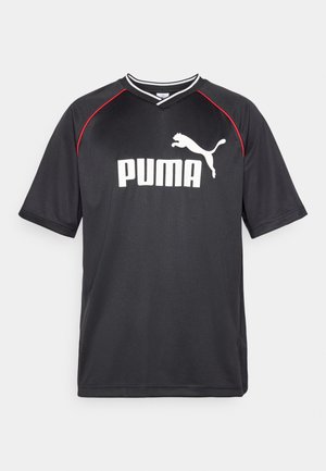 T-shirt de sport Puma noir à manches courtes, logo blanc, accents rouges le long des épaules et col en V. Fait en matériau léger.