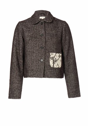 Lühendatud jakk tumedast pruunist kalasaba kangast, ümarate kaelusega, seitsme nupuga ees ning pitsist lapp-taskuga.