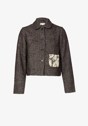 Krótka kurtka z ciemnobrązowej tkaniny jodełkowej, z zaokrąglonym kołnierzem, siedmioma guzikami z przodu i koronkową naszywaną kieszenią.