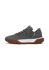 Zapatos de senderismo grises con un upper sintético suave, acentos moldeados y una suela de goma resistente con un patrón de relieve rugoso.
