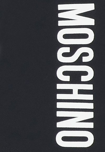 Tessuto nero con bold testo verticale bianco che scrive "MOSCHINO." Texture liscia, design moderno, con il logo che emerge come elemento visivo chiave.