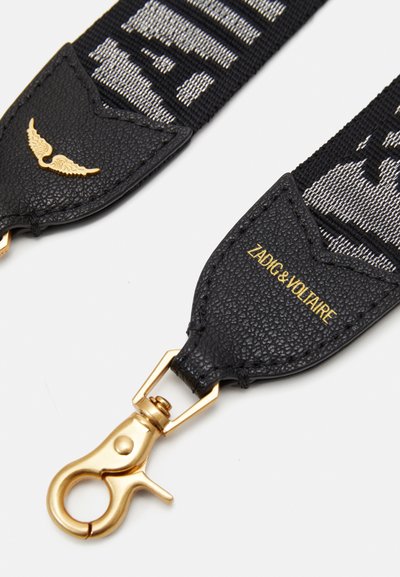 Juodas audinys diržas su tekstūruota oda galuose. Įtrauktas auksinis metalinis užsegimas ir pilkos spalvos audinys su raštu. "ZADIG & VOLTAIRE" iškilūs užrašai.