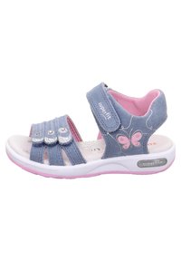 Sandalo blu in suede con tre cinturini regolabili, dettagli rosa, ricamo a forma di farfalla e una soletta testurizzata su una suola bianca e rosa.