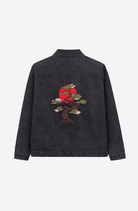 Μαύρο τζιν μπουφάν με κεντητό σχέδιο βονσάι δέντρου και κόκκινο ήλιο στο κέντρο της πλάτης.