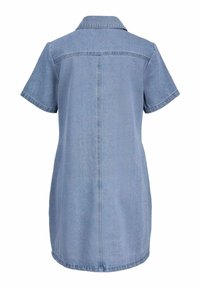 Šviesiai mėlynas džinsinis suknelė marškiniai su apykakle ir trumpomis rankovėmis. Audinys turi lygų paviršių ir išsiskiria nugaroje matoma siūle.