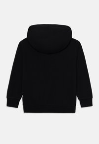 Haut à capuche noir avec une capuche entièrement doublée, des manches longues et des poignets et un ourlet côtelés. Texture lisse sans motifs ni accents visibles.