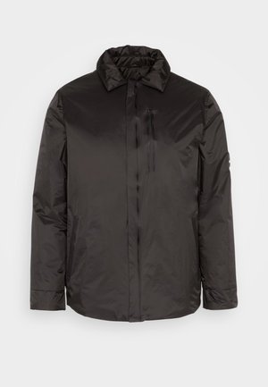 Čierna bunda s vysokým golierom, zipsovou vreckom na prsiach a hladkým, jemným materiálom s ľahkým dizajnom a jednoduchou siluetou.