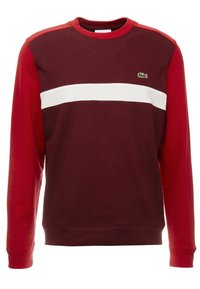 Felpa a maniche lunghe da uomo in bordeaux con maniche rosse, una striscia orizzontale bianca e un piccolo logo di coccodrillo verde sul petto.