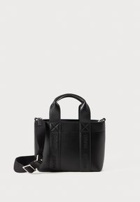 Borsa a mano in pelle nera con doppi manici superiori, tracolla removibile e logo impresso. Presenta un design strutturato con chiusura a zip.