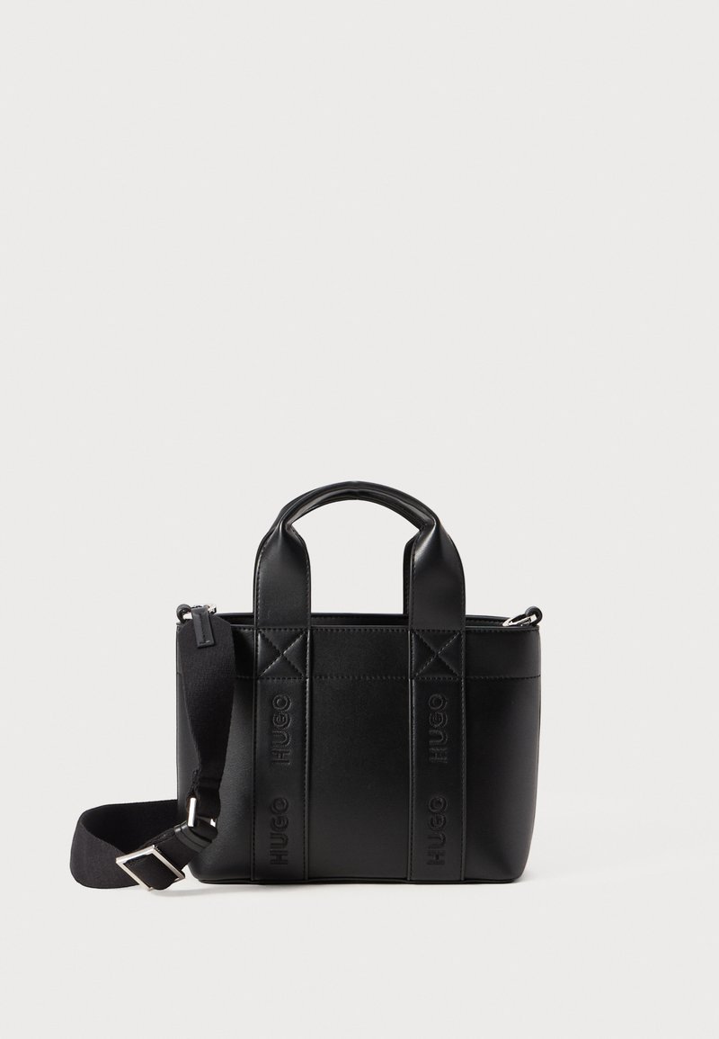 Borsa a mano in pelle nera con doppi manici superiori, tracolla removibile e logo impresso. Presenta un design strutturato con chiusura a zip.