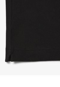 Svart tyg med en strukturerad, vävd mönster. Har en rak fåll med lättare sidslitsar. Hållbart material med en matt finish.