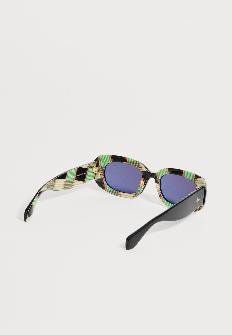 Occhiali da sole rettangolari con lenti blu e montature e astine con motivo scozzese multicolore, posizionati su uno sfondo chiaro e semplice.