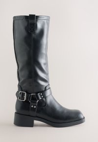 Schwarzer Lederstiefel bis zur Mitte der Wade mit niedrigem Blockabsatz, dekorativem silbernem Schnallenriemen um den Knöchel und Zuglasche oben.
