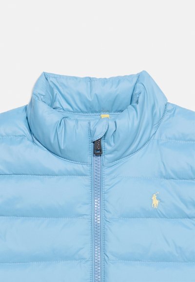 Ανοιχτό μπλε μπουφάν με ψηλό γιακά, μπροστινό φερμουάρ και μικρό κίτρινο κέντημα με λογότυπο αλόγου στο στήθος.