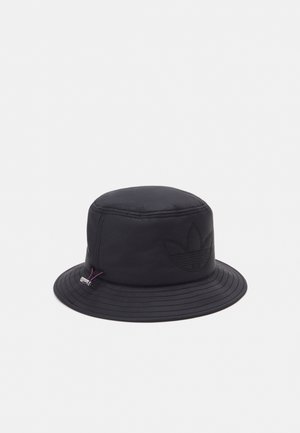 Chapeau bob noir avec logo Adidas trèfle cousu et cordon réglable sur le bord, présenté sur fond blanc.