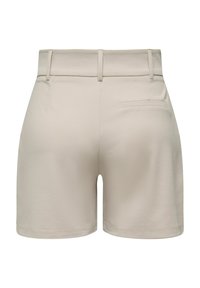 Short beige cintré avec passants de ceinture et une poche passepoilée à l'arrière, en tissu propre et lisse avec un ourlet droit.