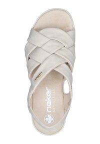 Sandale beige clair avec un design de bride tissée, à bout ouvert et semelle intérieure subtilement rembourrée. Présente un accent décoratif en or et un logo.