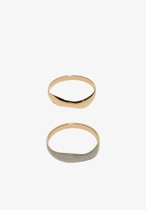 Dva zlaté náramky s otvoreným koncom, jeden s hladkým povrchom a druhý s textúrovaným, kladivkovým vzorom.