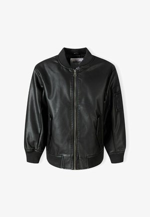 Chaqueta bomber de cuero negro con cuello y puños acanalados. Cuenta con un cierre frontal, bolsillos laterales y un detalle de parche en la manga.