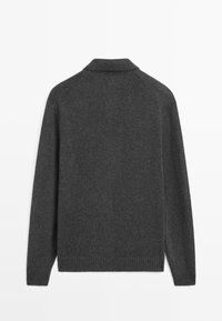 Tmavě šedý pletený svetr s rovný límcem, dlouhými rukávy, žebrovanými manžetami a lemem. Hladká textura, minimální zdobení a rovný střih.