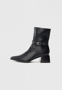 LYNDSEY - Botas clássicas de cano curto - black