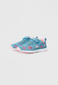 Blaue Textilsneaker mit floralen Mustern, rosa Akzenten und elastischen Schnürsenkeln; entworfen für Komfort mit einer gepolsterten Sohle und leichtem Aufbau.