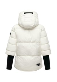 Witte pufferjack met een doorgestikt ontwerp, oversized capuchon en korte mouwen. Heeft zwarte gebreide manchet en een merkembleem op de zoom.