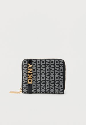 Peňaženka DKNY s čiernobielym vzorom, zlatým zipsom a vertikálnym zlatým logom DKNY na prednej strane, obdĺžnikový tvar na bielom pozadí.
