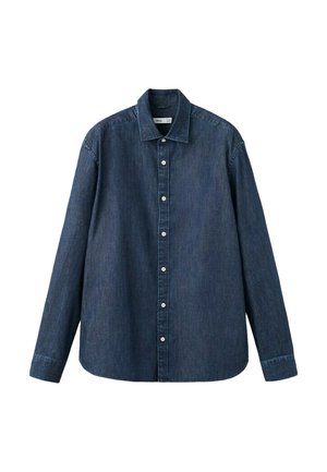 Camisa de mezclilla azul oscuro de manga larga con botones blancos y cuello, mostrada sobre un fondo blanco.