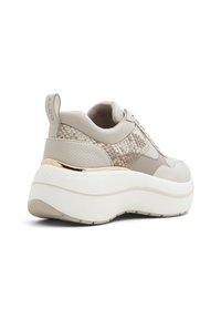 Beige sneakers med en tekstureret mesh og glat læderoverdel. Har en tjock hvid platformsål og guldaccent ved hælen.