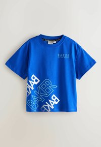 Sinine puuvillane t-särk, millel on julge valge ja helesinine graafiline disain sõnaga „BAKER“. Lühikesed varrukad ja tavaline ümar kaelus.