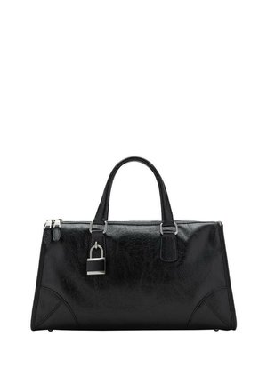 Bolso de mano de cuero negro con forma estructurada, accesorios de metal plateado, asas superiores, un acento de candado y detalles de costura lateral en contraste.