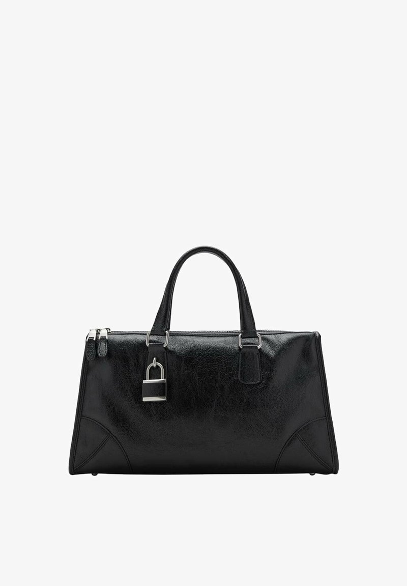 Czarna skórzana torebka o sztywnym kształcie, ze srebrnymi elementami, górnymi uchwytami, akcentem w postaci kłódki i kontrastowymi detalami przeszycia po bokach.