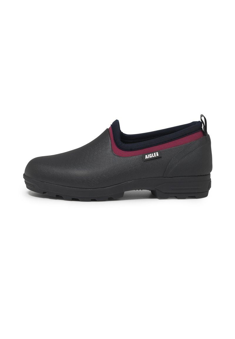 Chaussure en caoutchouc noire à enfiler avec des accents bordeaux, surface texturée, intérieur rembourré et semelle crantée pour une meilleure adhérence. Marque : Aigle.