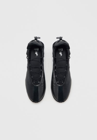 Μαύρα δερμάτινα παπούτσια με κομψό σχεδιασμό, ελαστικά κορδόνια και αντίθετο πάνελ σουέντ στη μύτη. Ομοιόμορφη υφή σε όλο το παπούτσι.