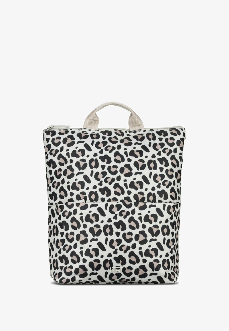 Sac fourre-tout rectangulaire avec imprimé léopard noir et beige sur fond blanc, poignée beige, et fermeture éclair supérieure.