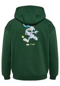 Sudadera verde con capucha ajustable. Presenta un conejo de dibujos animados jugando al tenis en la parte posterior y puños y dobladillo acanalados. Material suave.