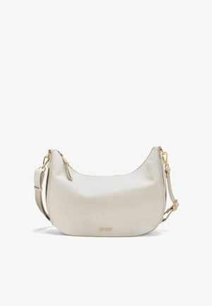 Lichtgrijze leren schoudertas met een gebogen vorm, een gestructureerd oppervlak, gouden hardware en een verstelbare schouderriem. Voorzien van een ritsafsluiting.