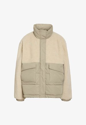 Beež paksu jope, millel on sherpa fliisist varrukad ja ülas kehaosa, kõrge kaelus, eesfiibiga taskud ja elastsed mansetid.