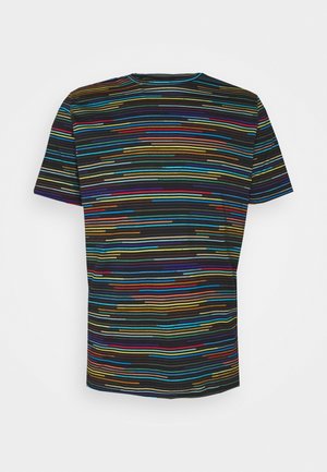 Zwart T-shirt met korte mouwen en onregelmatige horizontale strepen in blauw, geel, rood en groen over de stof.