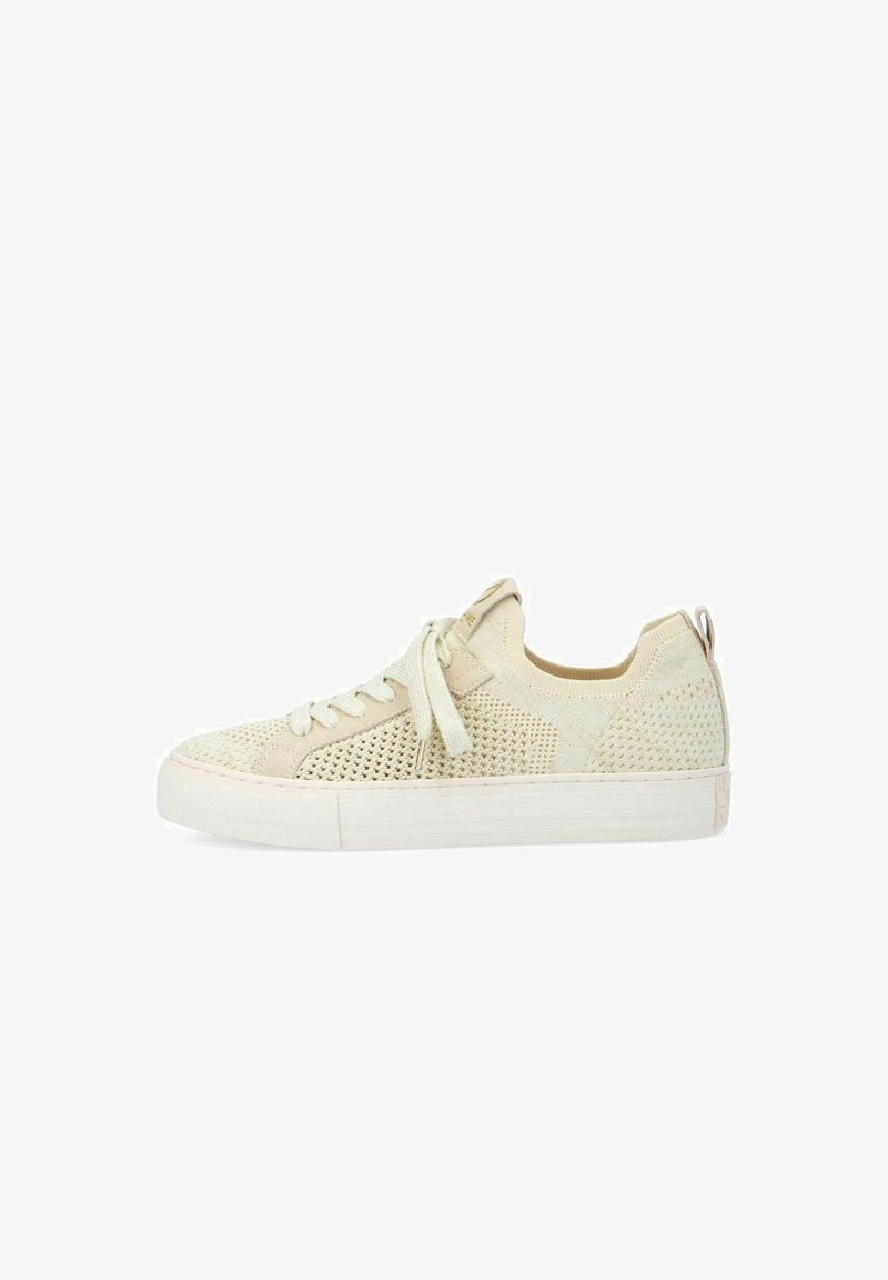 Baskets en maille beige avec des superpositions texturées, bout rond, semelle blanche plate et lacets. Comprend une languette au niveau du talon.
