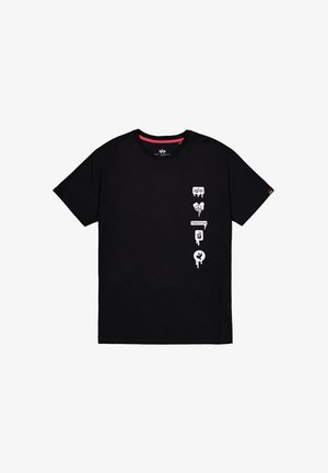 Sort bomulds T-shirt med hvide grafiske designs på forsiden: flere ikoner og ordet "FREEDOM." Korte ærmer og rund halsudskæring.